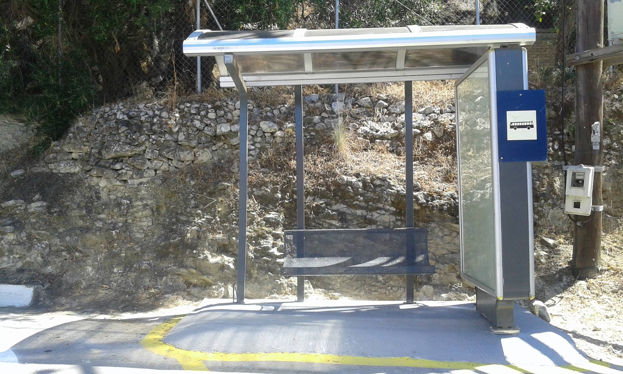 The bus stop in Pentati